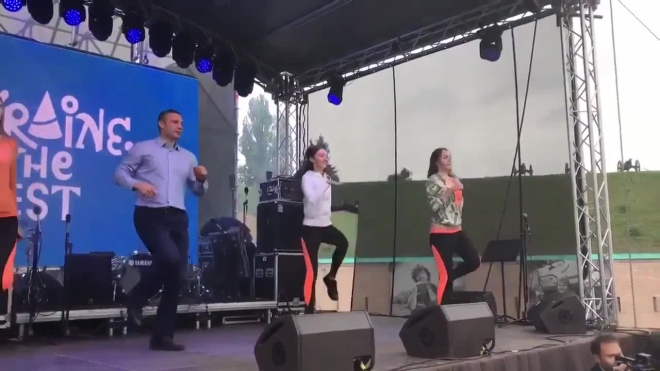 Видео: Кличко станцевал под Бритни Спирс с волонтерами "Евровидения"