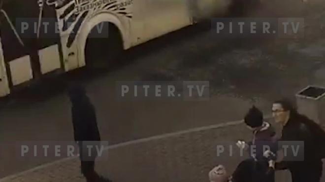 В Петербурге кусок лепнины упал на коляску с ребёнком