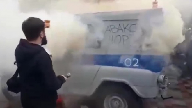 Противники Авакова сожгли возле Рады старый милицейский УАЗ