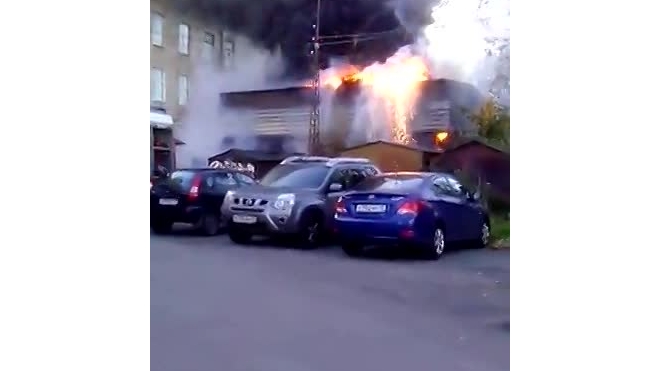 Пожар заброшенного ангара во дворах Петрозаводска попал на видео
