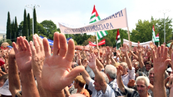 Абхазия сегодня: оппозиция продолжает настаивать на отставке президента