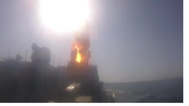 Опубликовано видео первого пуска высокоточной крылатой ракеты "Калибр" в Черном море