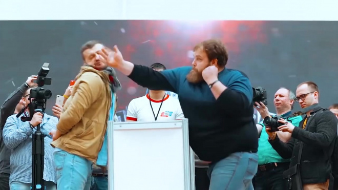 Видео: мужчины лупят друг друга по лицу на фестивале за 30 тысяч рублей