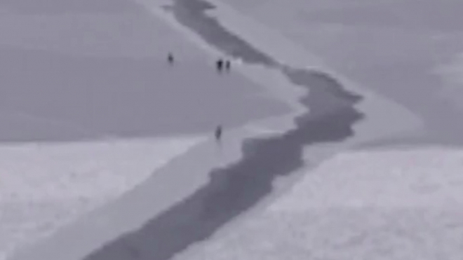 Первые видеокадры: Во Владивостоке на оторвавшемся льду уносит 50 рыбаков