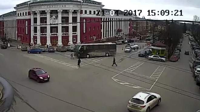 Джип и легковушка столкнулись в самом центре Петрозаводска