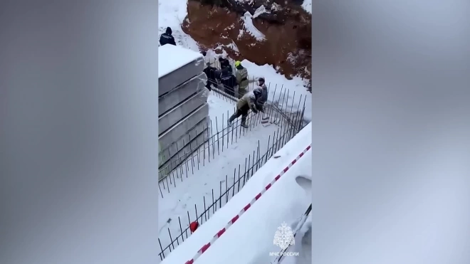 В Оренбурге на стройке спасли мужчину, упавшего в котлован
