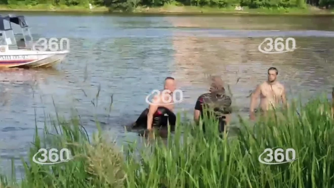 Спасатели вытащили из воды пострадавшего в Большом Садовом пруду в Москве