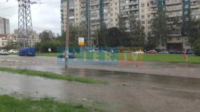 Видео: на Парашютной вода затопила проезжую часть‍