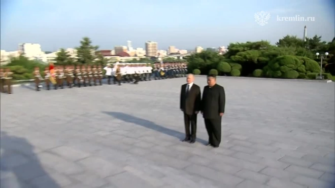 Путин и Ким Чен Ын возложили венок к монументу советским освободителям Кореи