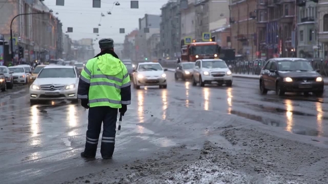 Петербургским коммунальщикам помешали справиться со снежными заносами припаркованные автомобили