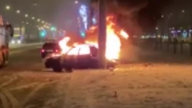 В пятницу вечером на Дунайском и Ленинском проспектах сгорели машины