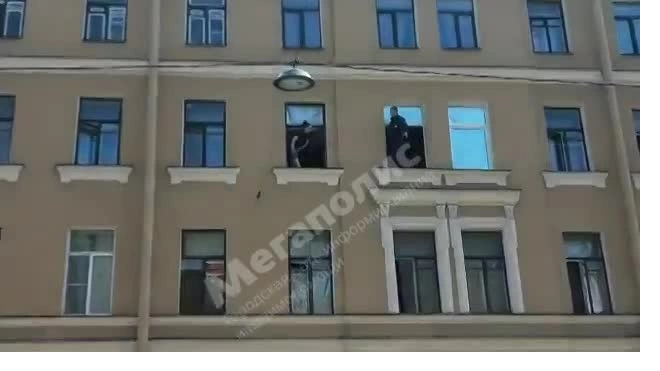 На улице Бонч-Бруевича правоохранитель спас девушку, которая могла выпасть из окна