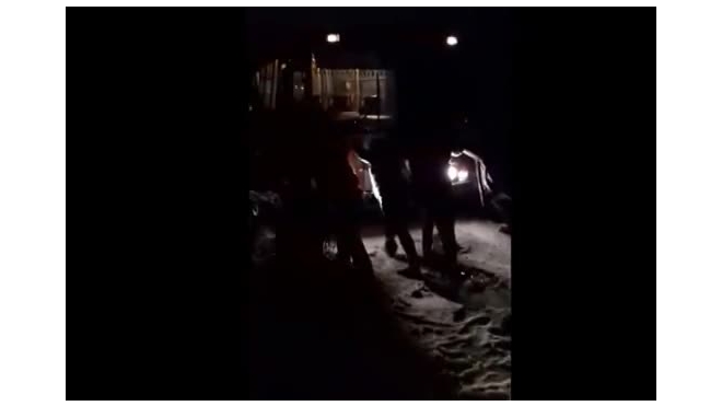 Видео о том, как под Смоленском на морозе женщины и дети толкали автобус
