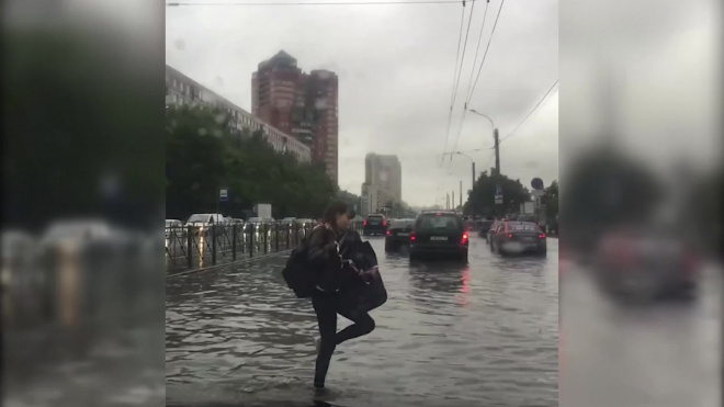 На севере Петербурга машины "плывут" по улицам