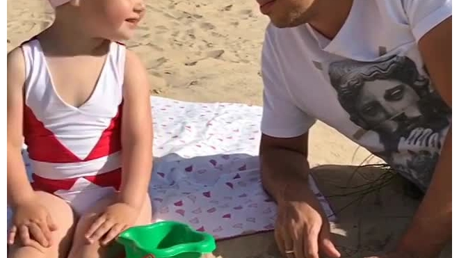 Трехлетняя дочка научила Максима Галкина наносить песочный скраб