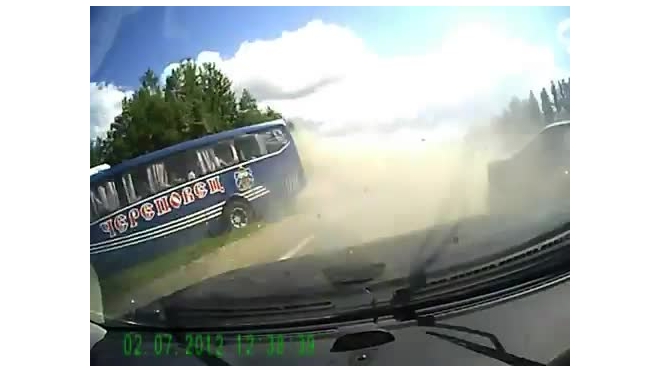В Вологодской области "Шевроле" врезался в автобус