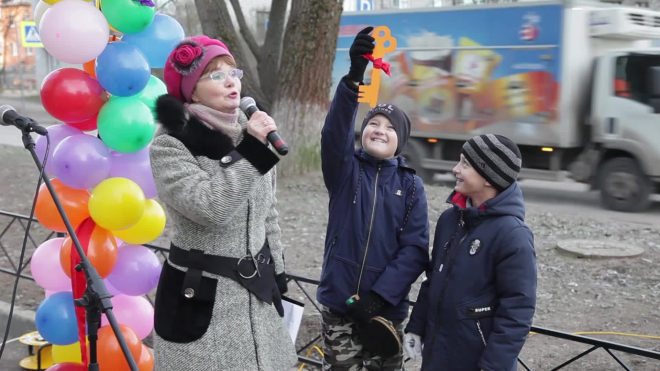 Видео: в Селезнево появилась новая детская площадка