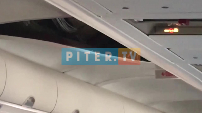 У самолета авиакомпании "Нордавиа" при заходе на посадку отвалилась обшивка салона