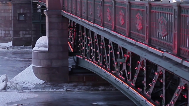 Внезапно раскрасневшийся Дворцовый мост обескуражил жителей Петербурга