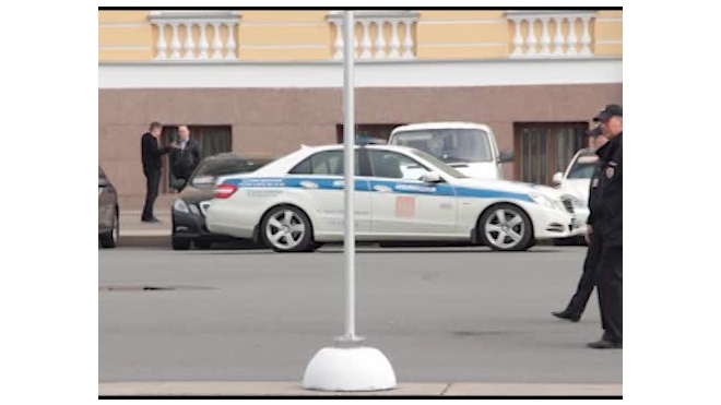 В торговом центре на Невском проспекте сотрудники ФСБ положили двух посетителей лицом в пол