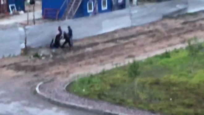 Очевидцы засняли, как трое неизвестных избивают палкой мужчину на улице Маршала Казакова