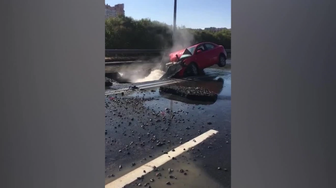 На Белградской улице автомобиль провалился в промоину с горячей водой