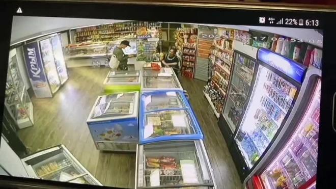 В Петербурге оперативно задержали подозреваемого в разбойном нападении в продуктовом магазине