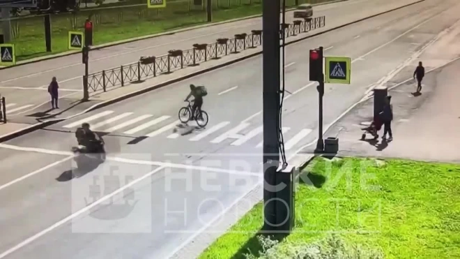 Момент жесткого столкновения мотоциклиста и велосипедиста на Ленинском попал на видео