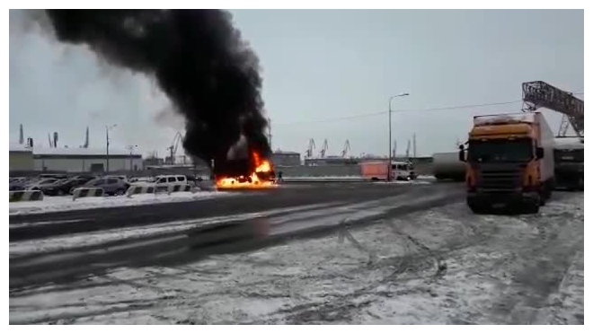 Видео: на Невельской сгорел "КамАз"