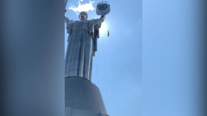 В Киеве демонтировали герб СССР на монументе "Родина-мать"