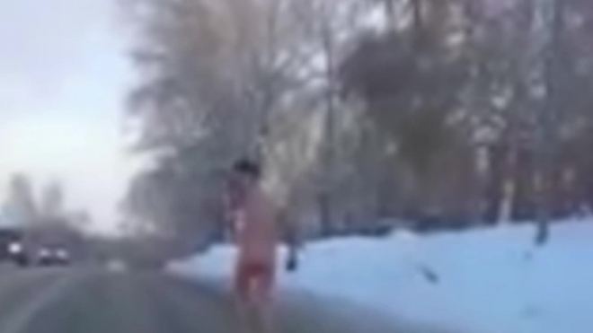 Появилось видео пробежки абсолютно голого мужчины по Ижевску