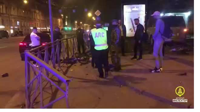 Во время ДТП на Загородном проспекте Hyundai сбил женщину с велосипедом