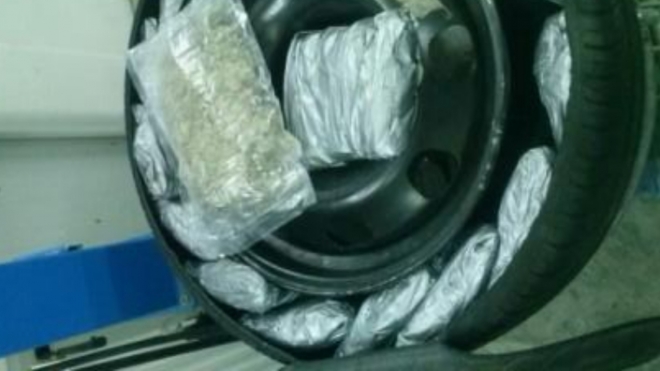 Калининградские таможенники извлекли более 3,5 килограммов наркотиков из запасного колеса BMW
