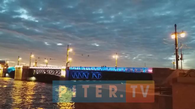 Дворцовый мост снова окрасится в цвета "Зенита"