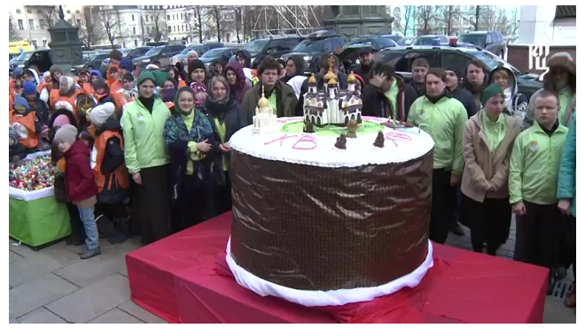 Патриарх Кирилл освятил Пасхальный кулич весом в 1,5 тонны