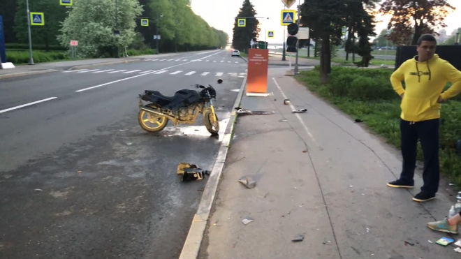 На Крестовском двое молодых людей на мотоцикле врезались в знак