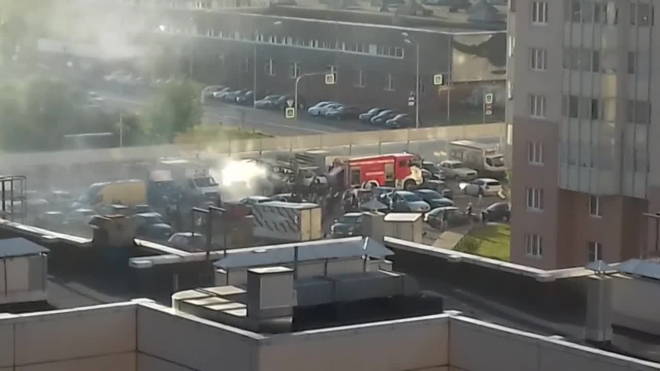 Видео: на одной из парковок города выгорел до тла автомобиль