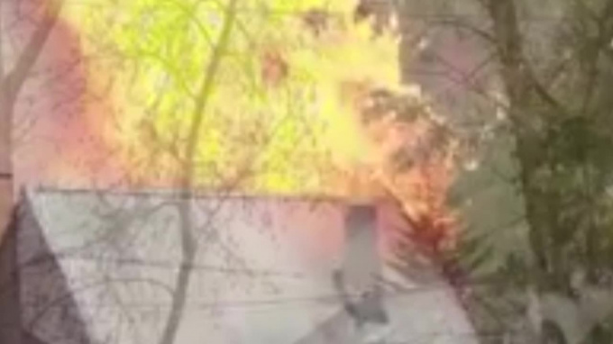 Видео:В Новосибирске из-за взрыва газа загорелись частные дома