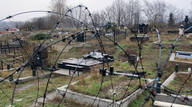 Чиновники обнаружили свалку мусора на Северном кладбище Петербурга