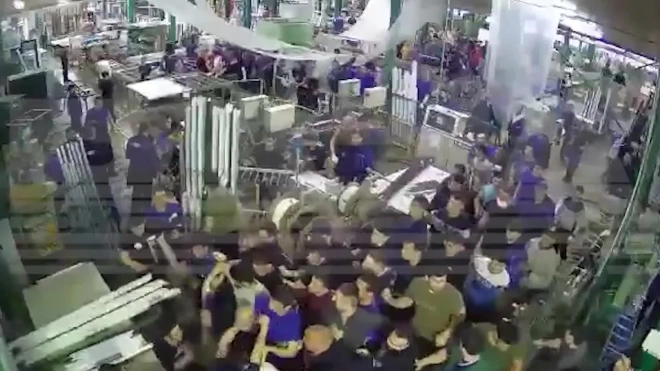 Полиция проверяет видео массовой драки на заводе в Бужаниново