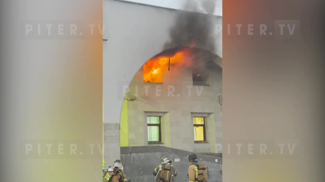 Видео: горит здание, в котором расположена станция метро "Старая Деревня"