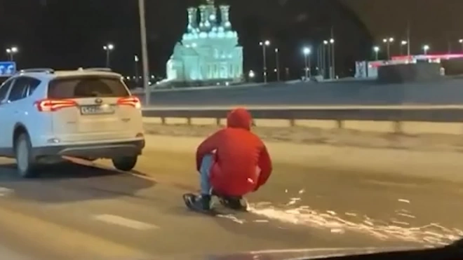 В Воронеже проверяют видео с привязанным к мчащейся машине снегокатом