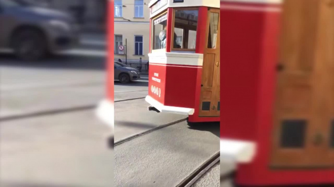 Петербуржцы мешают проезду трамваев