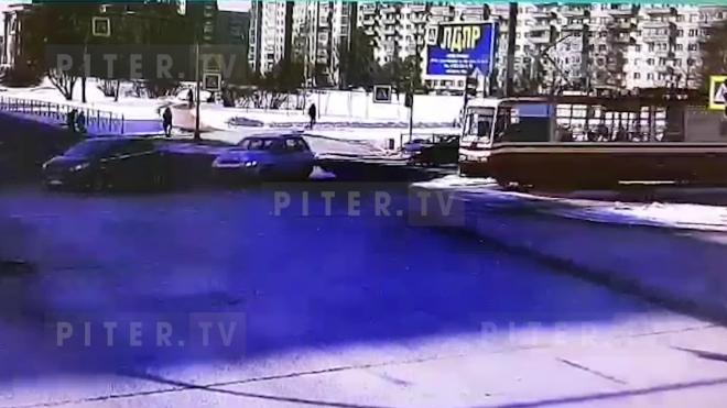 Видео: на перекрестке Авиаконструкторов и Долгоозерной встали трамваи из-за ДТП