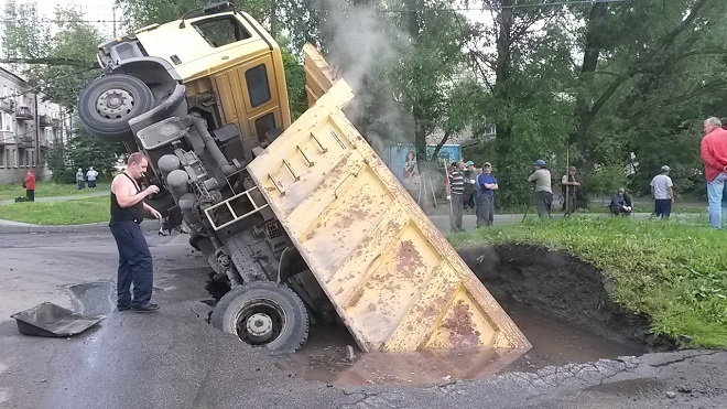 Самосвал с асфальтом провалился под асфальт на Октябрьской набережной
