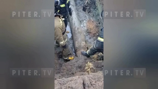 Мужчина застрял в канализационной трубе на парковке в Пулково