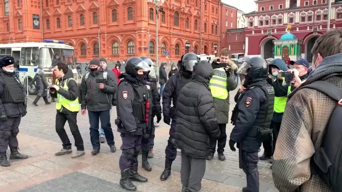 Почти 300 человек задержаны на несогласованных акциях в Москве 