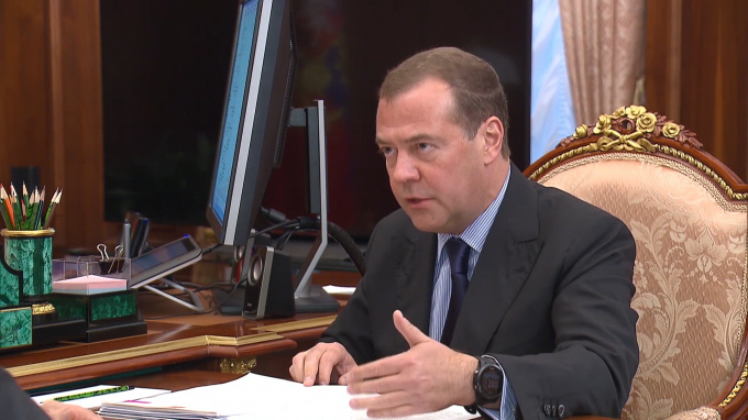 Медведев потребовал от губернаторов регионов прекратить манипуляции со статистикой