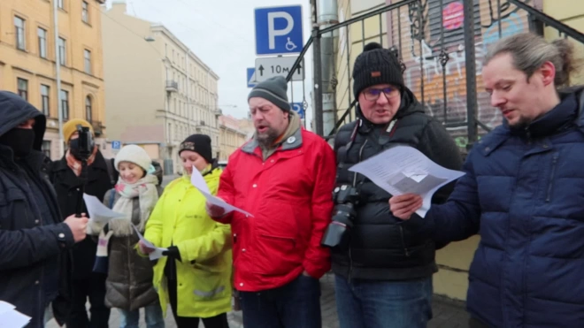 На Маяковского петербуржцы окружили дом с граффити Хармса живой цепью