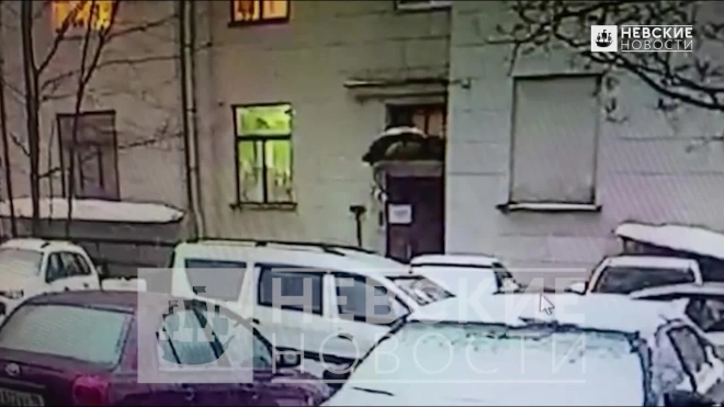 Момент падения глыбы льда на дворника на Большом Сампсониевском попал на видео